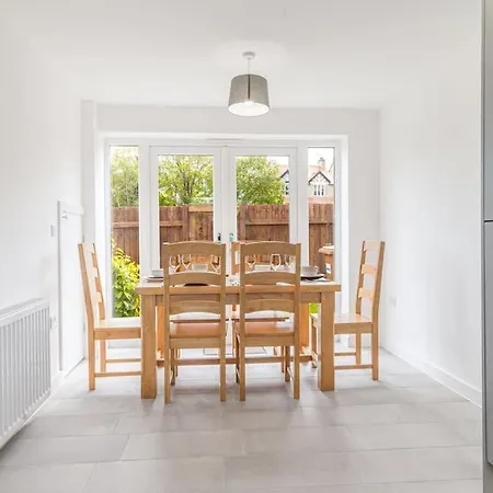 Barrow- 4 Bedroom Detached House Holiday home